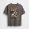 Camiseta infantil holgada con diseño gráfico