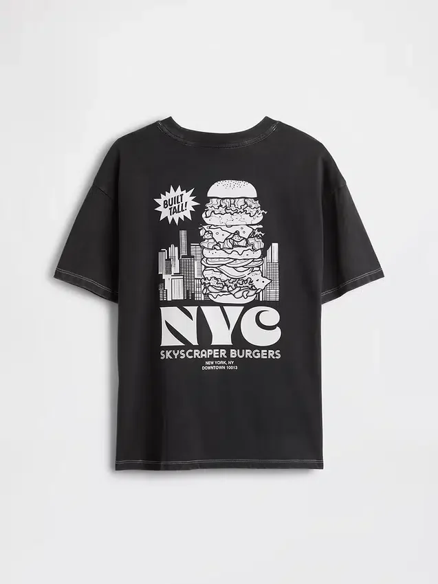 Camiseta infantil holgada con diseño gráfico