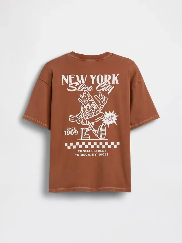Camiseta infantil holgada con diseño gráfico