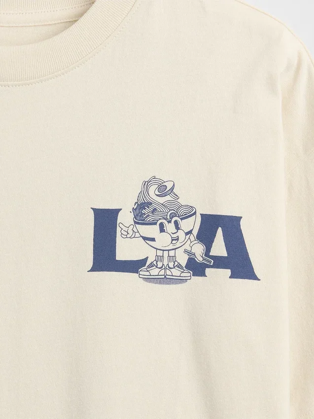 Camiseta infantil holgada con diseño gráfico
