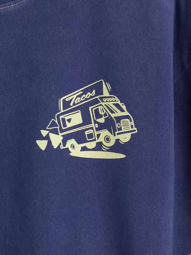 Camiseta infantil holgada con diseño gráfico