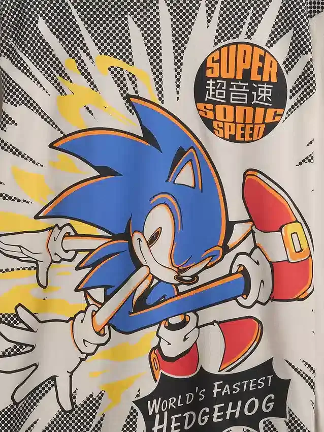 Camiseta infantil holgada con diseño gráfico