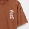 Camiseta infantil holgada con diseño gráfico