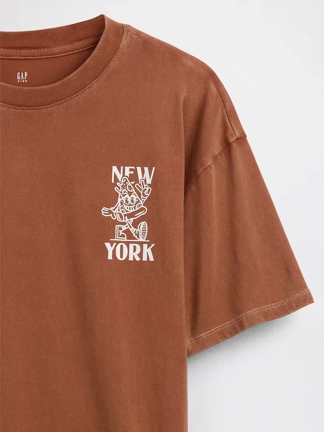 Camiseta infantil holgada con diseño gráfico