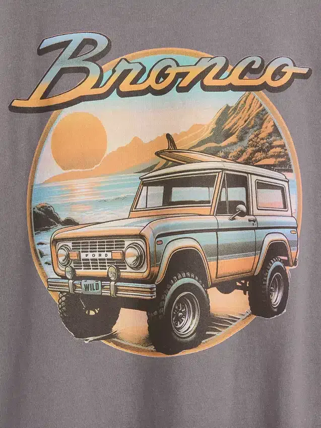 Camiseta infantil holgada con diseño gráfico