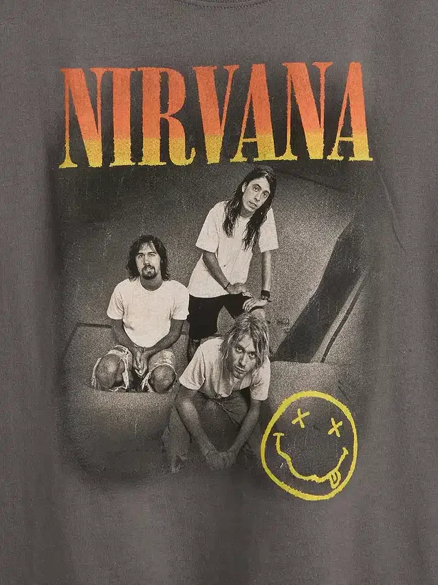 Camiseta infantil holgada con diseño gráfico