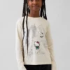 Camiseta infantil oversize con diseño gráfico