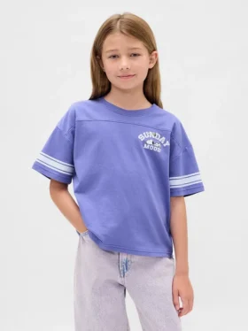 Camiseta infantil oversize con diseño gráfico