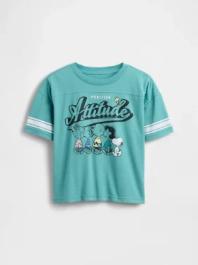 Camiseta infantil oversize con diseño gráfico