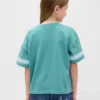Camiseta infantil oversize con diseño gráfico