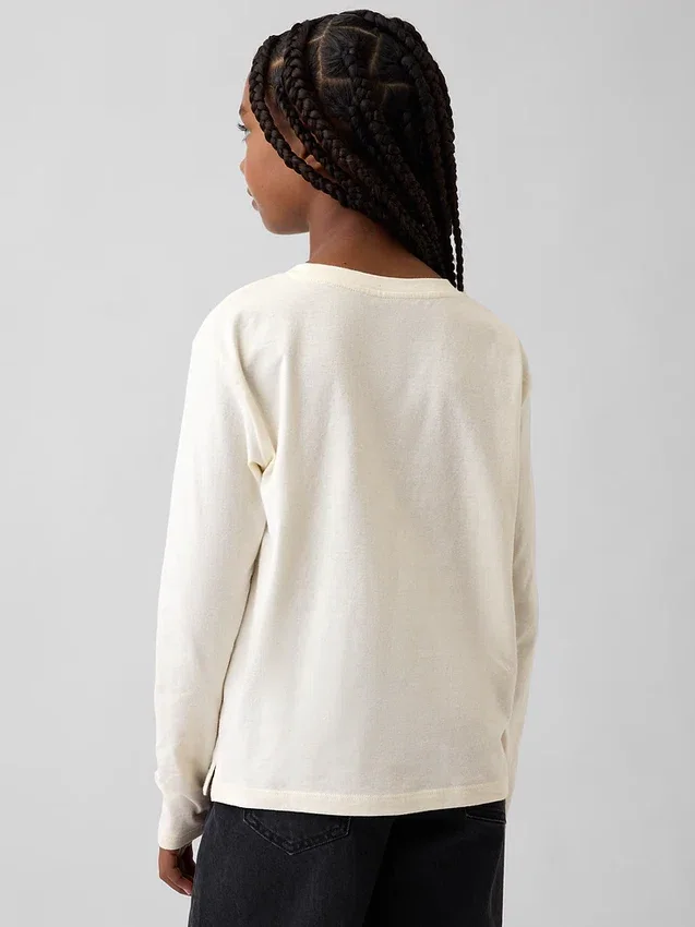 Camiseta infantil oversize con diseño gráfico