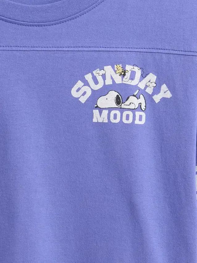 Camiseta infantil oversize con diseño gráfico