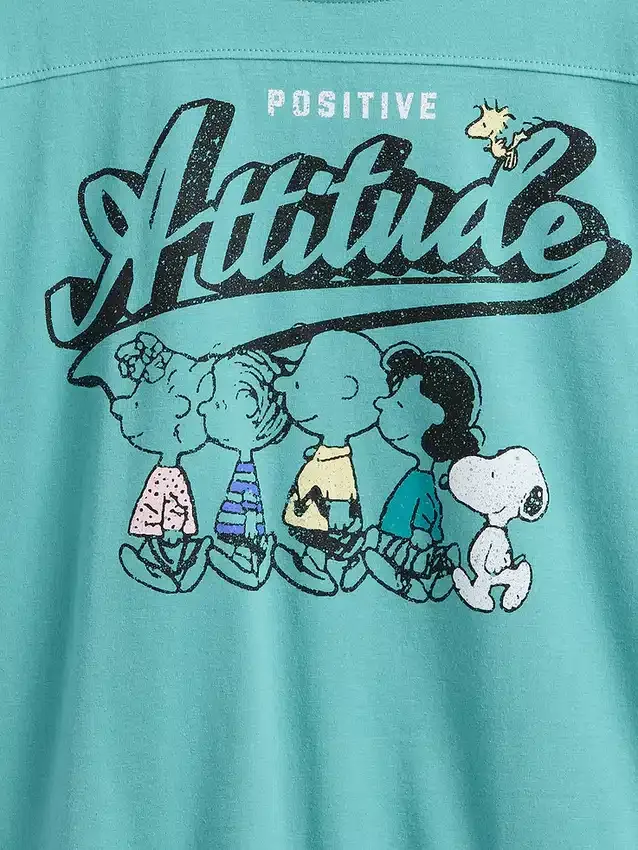Camiseta infantil oversize con diseño gráfico