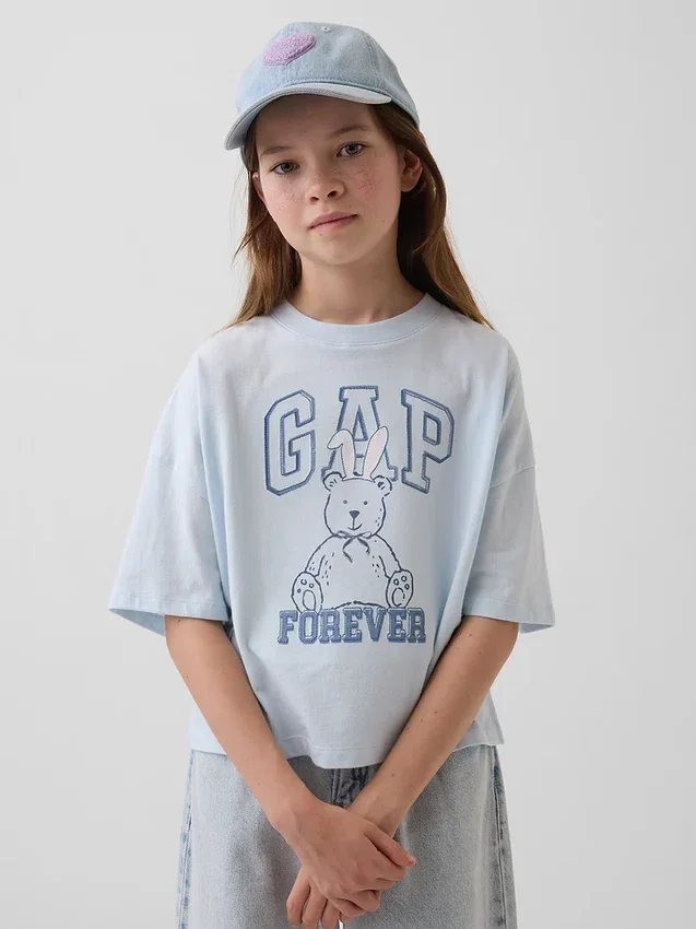 Camiseta infantil oversize con logo gráfico