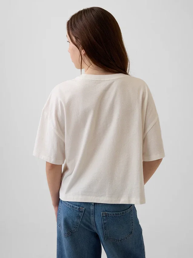 Camiseta infantil oversize con logo gráfico