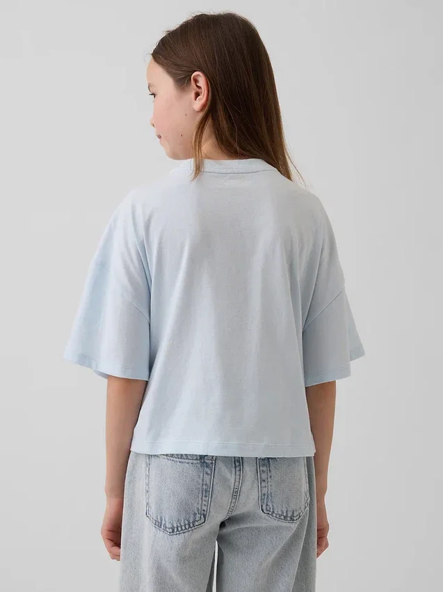 Camiseta infantil oversize con logo gráfico