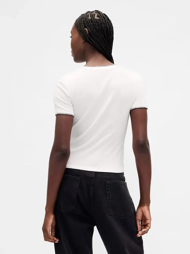 Camiseta moderna ajustada de GAP × Disney «La pesadilla antes de Navidad» de Tim Burton