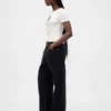 Camiseta moderna ajustada de GAP × Disney «La pesadilla antes de Navidad» de Tim Burton