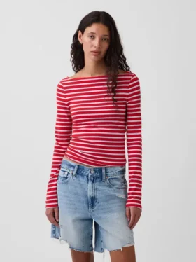 Camiseta moderna con cuello de barco