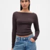 Camiseta moderna con cuello de barco