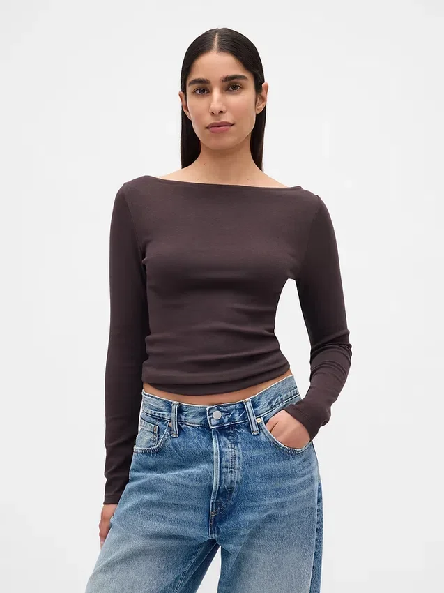 Camiseta moderna con cuello de barco