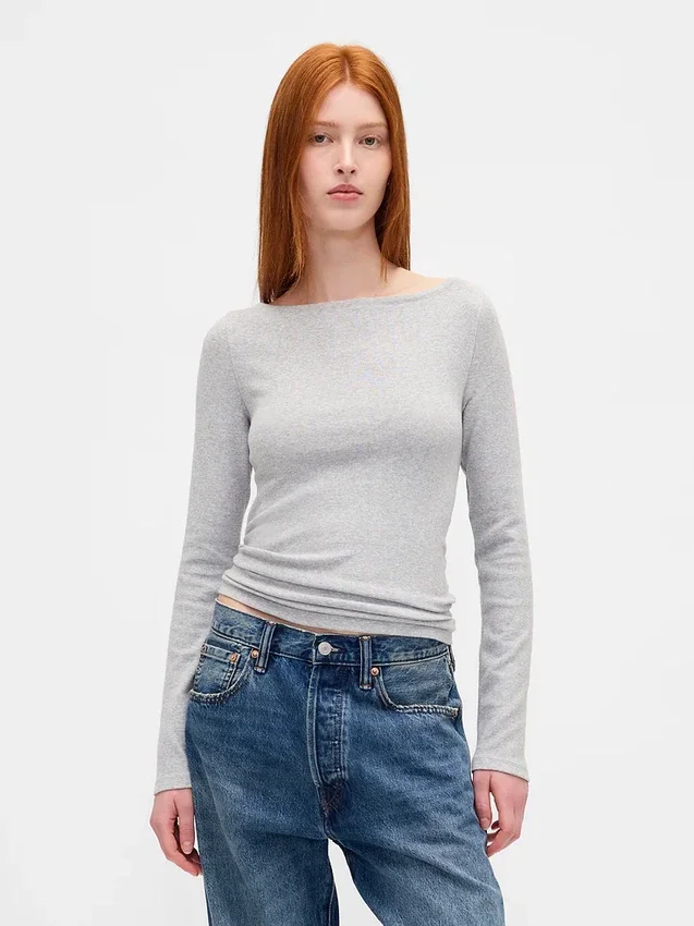 Camiseta moderna con cuello de barco