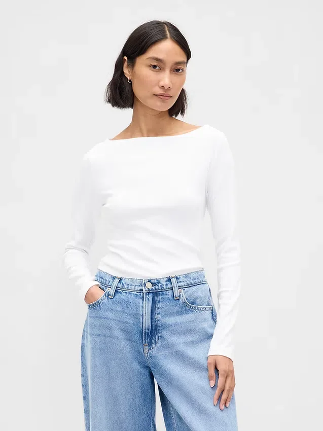 Camiseta moderna con cuello de barco
