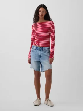 Camiseta moderna con cuello de barco