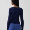 Camiseta moderna con cuello de barco