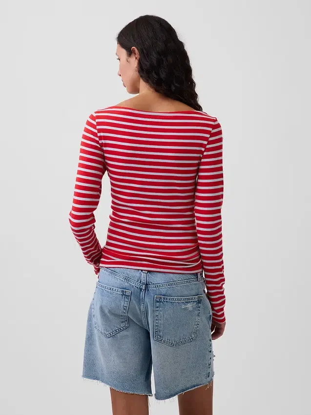 Camiseta moderna con cuello de barco