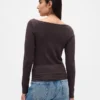 Camiseta moderna con cuello de barco