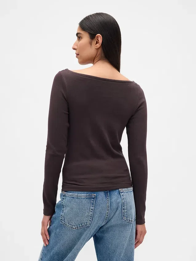 Camiseta moderna con cuello de barco