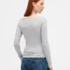 Camiseta moderna con cuello de barco