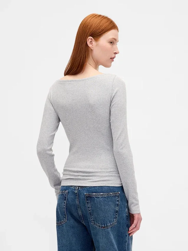 Camiseta moderna con cuello de barco