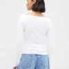 Camiseta moderna con cuello de barco
