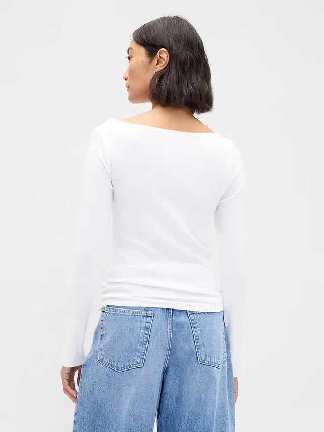 Camiseta moderna con cuello de barco