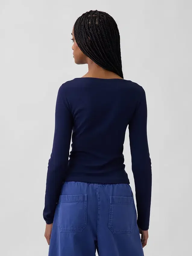 Camiseta moderna con cuello de barco