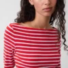 Camiseta moderna con cuello de barco