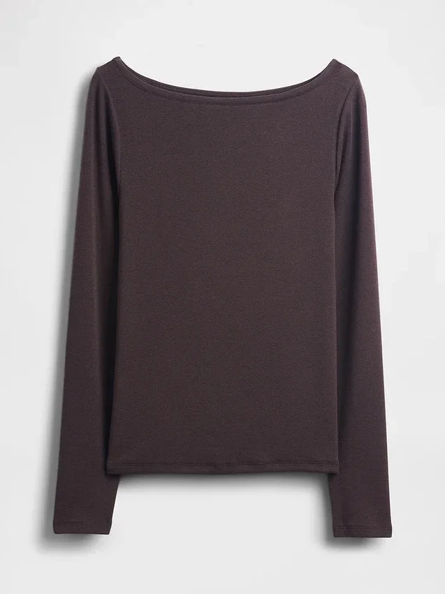 Camiseta moderna con cuello de barco