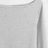 Camiseta moderna con cuello de barco