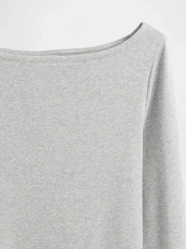 Camiseta moderna con cuello de barco