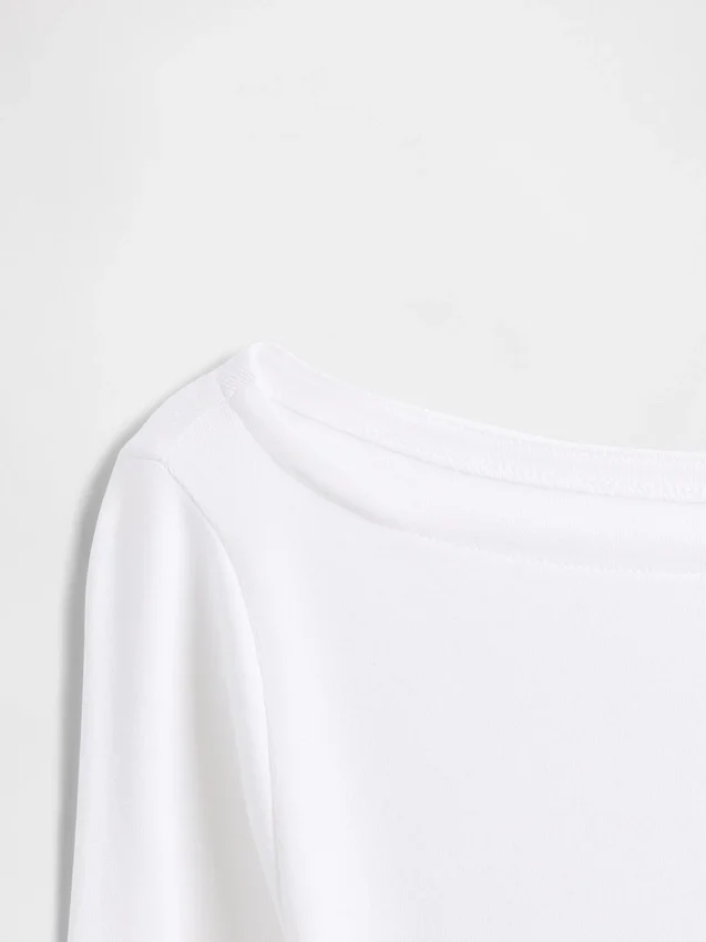 Camiseta moderna con cuello de barco