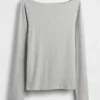 Camiseta moderna con cuello de barco