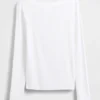 Camiseta moderna con cuello de barco
