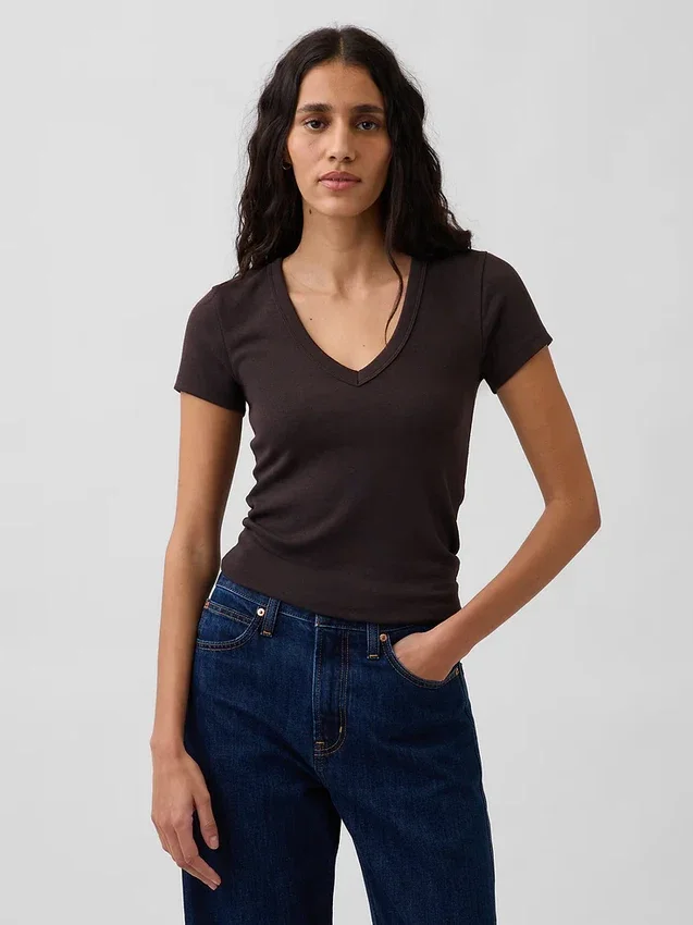 Camiseta moderna con cuello en V