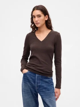 Camiseta moderna con cuello en V