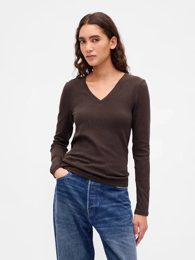 Camiseta moderna con cuello en V
