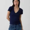 Camiseta moderna con cuello en V