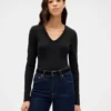 Camiseta moderna con cuello en V