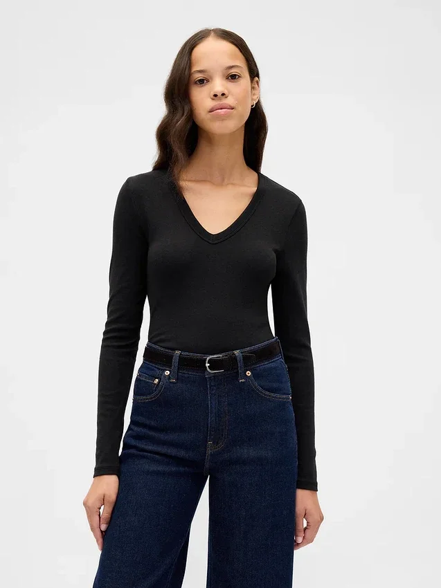 Camiseta moderna con cuello en V